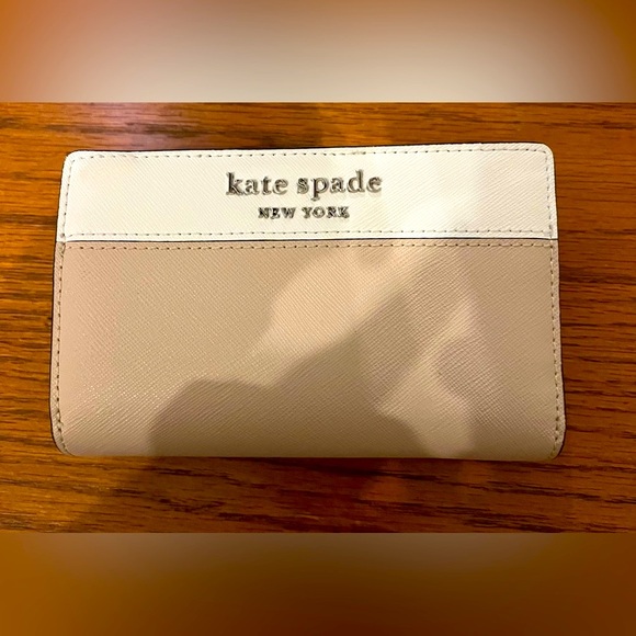 Kate Spade Wallet-Like new! - Picture 1 of 5